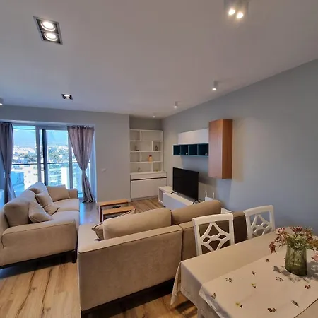 Ambasador 3 Apartment *